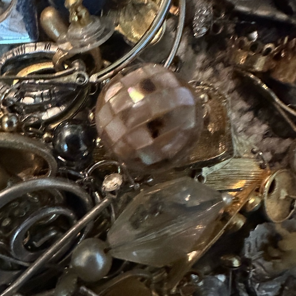1/4 Pound Vintage 60’s to Present, Jewelry/Crafting Lot. - Picture 6 of 8